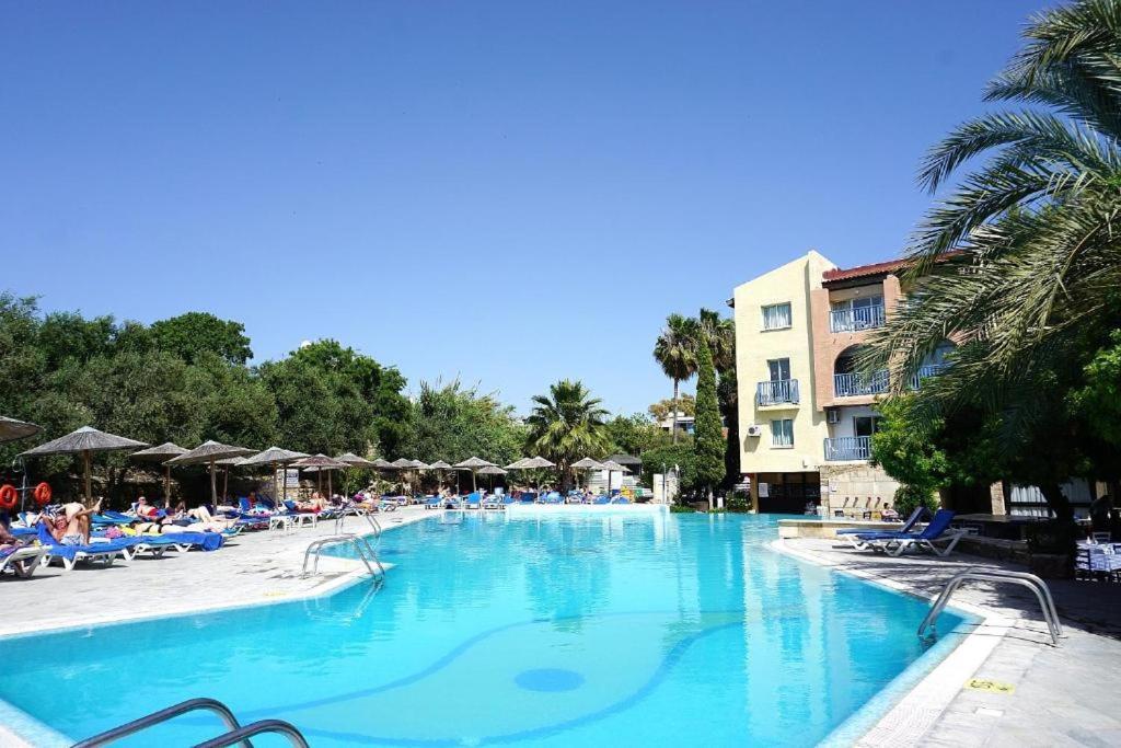 Alex'S Vacation Suite - 100M From The Beach - 6 Guests Paphos 外观 照片
